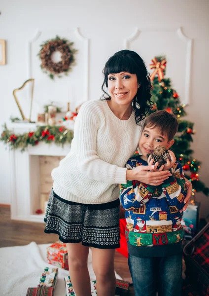 Mãe e filho na véspera de Natal — Fotografia de Stock