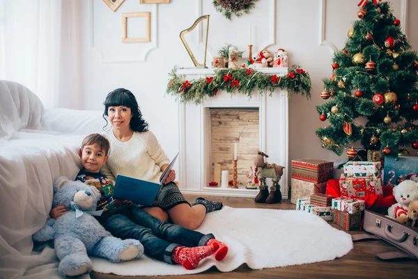 Mor och son på julafton — Stockfoto