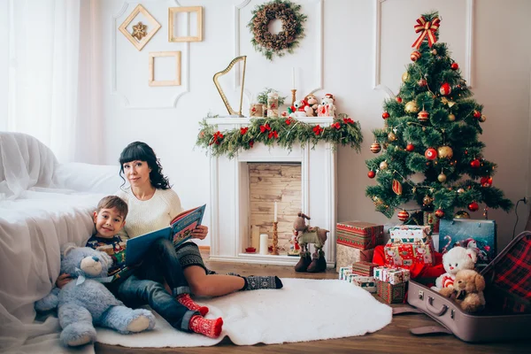 Mor och son på julafton — Stockfoto