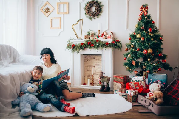 Mãe e filho na véspera de Natal — Fotografia de Stock