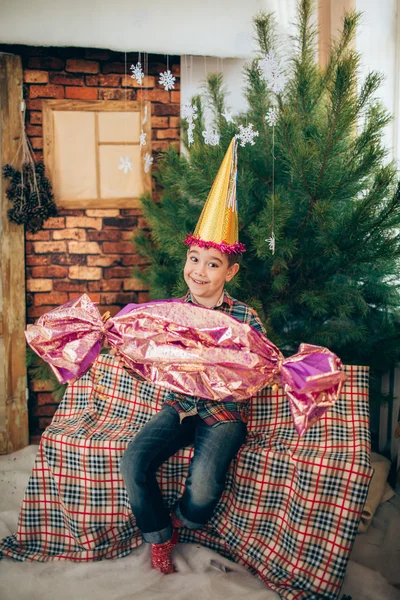 Jongen op kerstavond — Stockfoto