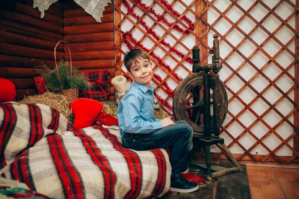 Мальчик с крутящимся колесом — стоковое фото