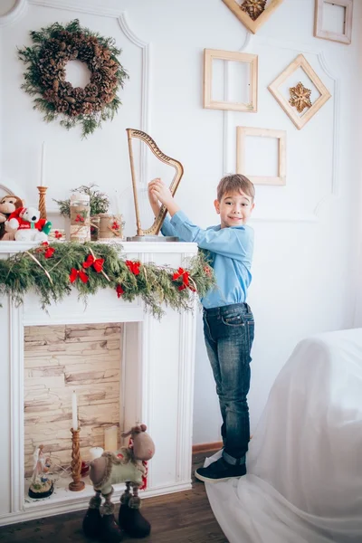 Portret van jongen met harp — Stockfoto