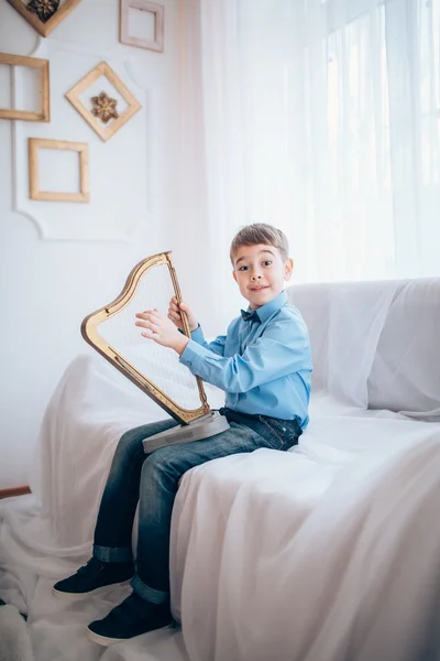 ハープを持つ少年の肖像画 — ストック写真