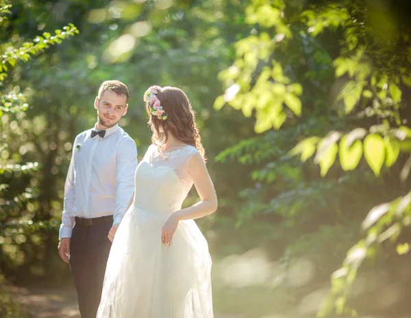 Lyckliga bruden och brudgummen — Stockfoto