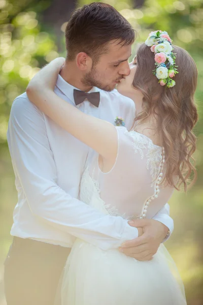 Novia y novio felices — Foto de Stock