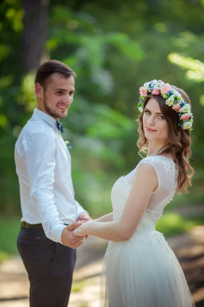 Novia y novio felices — Foto de Stock