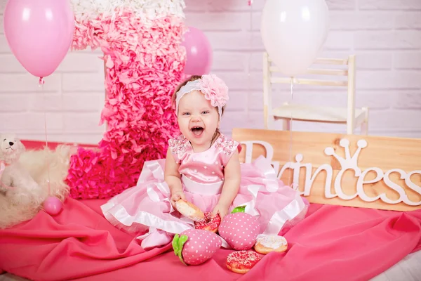 Prinses babymeisje met donuts — Stockfoto