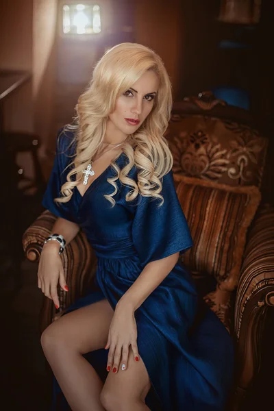 Sexig blond tjej i klänning — Stockfoto