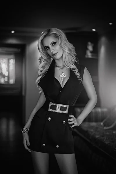 Sexy blonde Mädchen im Kleid — Stockfoto