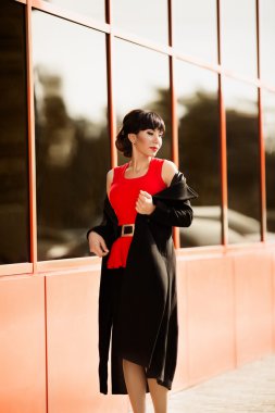 Güzel esmer kadın.