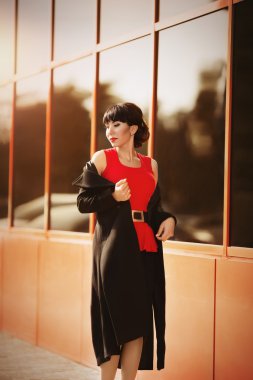 Güzel esmer kadın.