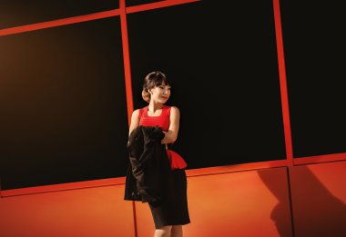 Güzel esmer kadın.