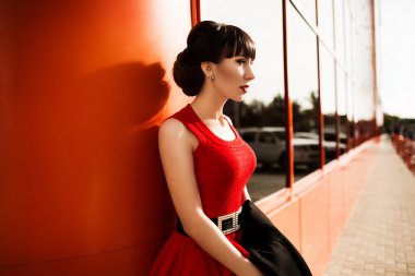 Güzel esmer kadın.