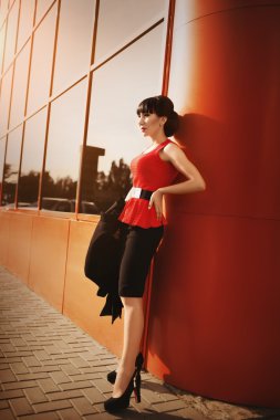 Güzel esmer kadın.