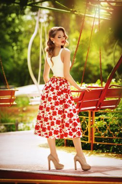 Bahar bahçesindeki kadın