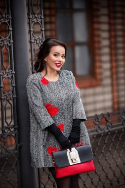 Yürekleri ceket giyen güzel kadın