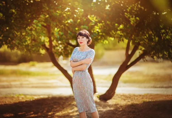 Hermosa mujer en el jardín — Foto de Stock