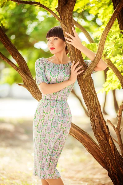 Mooie vrouw in tuin — Stockfoto
