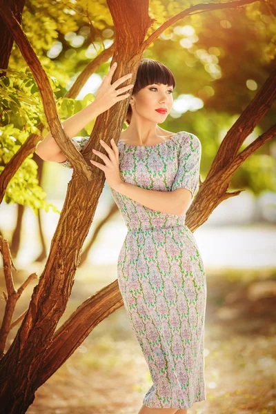 Mooie vrouw in tuin — Stockfoto