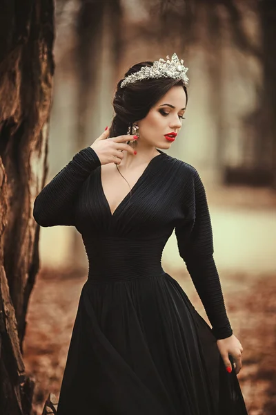 Krásná žena v koruně — Stock fotografie