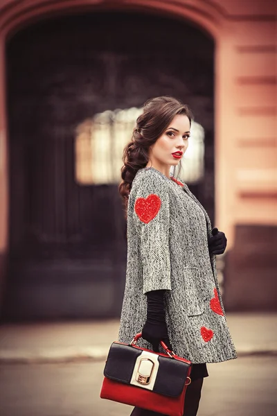 Schöne Frau im Mantel mit Herzen — Stockfoto