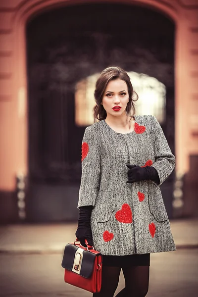 Schöne Frau im Mantel mit Herzen — Stockfoto