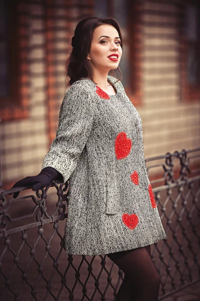 Bella donna che indossa cappotto con i cuori — Foto Stock