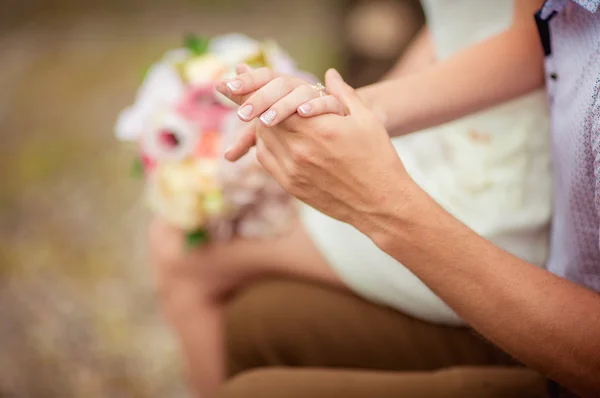 Groom holds his bride's hand — Stock Photo, Image