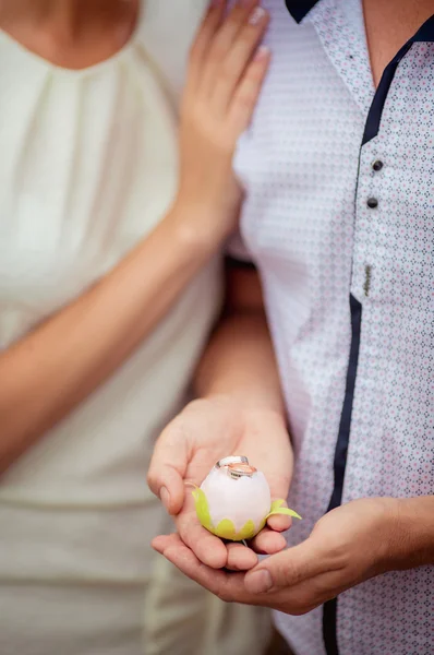 Flor com anéis nas mãos da noiva — Fotografia de Stock