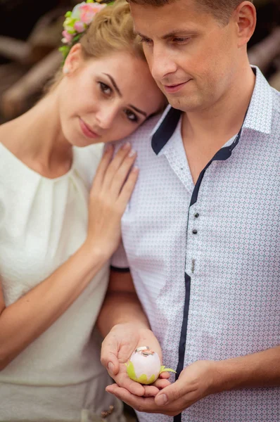 Bloem met ringen in handen van de bruidegom — Stockfoto