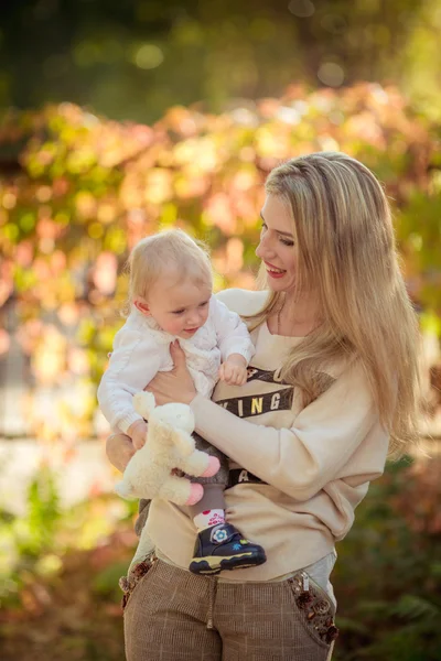 Mère avec bébé fille dans le jardin d'automne — Photo