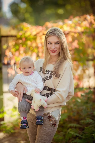 Mère avec bébé fille dans le jardin d'automne — Photo