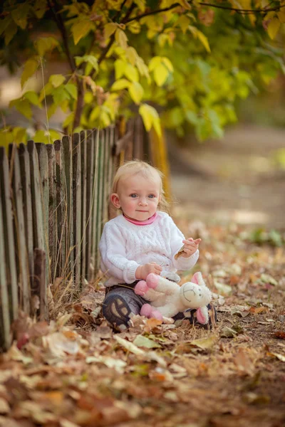 Niña en jardín de primavera —  Fotos de Stock