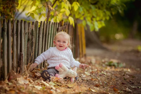 Meisje van de baby in lentetuin — Stockfoto