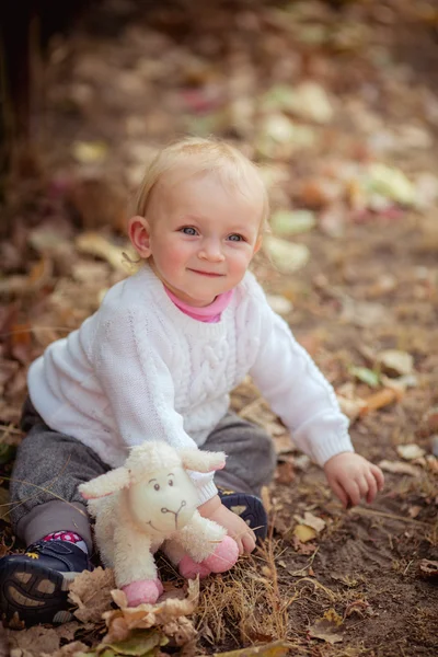 Menina bebê no jardim da primavera — Fotografia de Stock