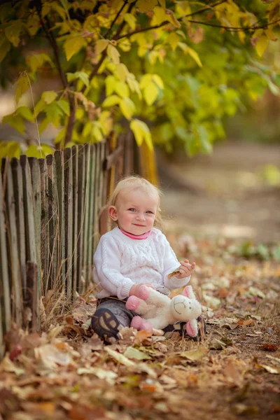 在春天的花园中的宝贝女儿 — 图库照片