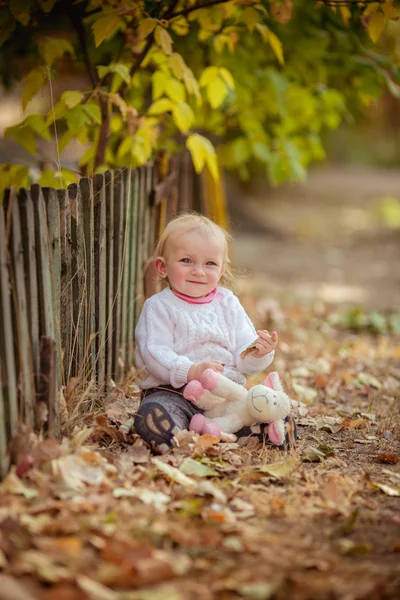 Baby flicka i vårträdgård — Stockfoto
