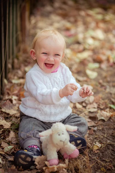 Meisje van de baby in lentetuin — Stockfoto