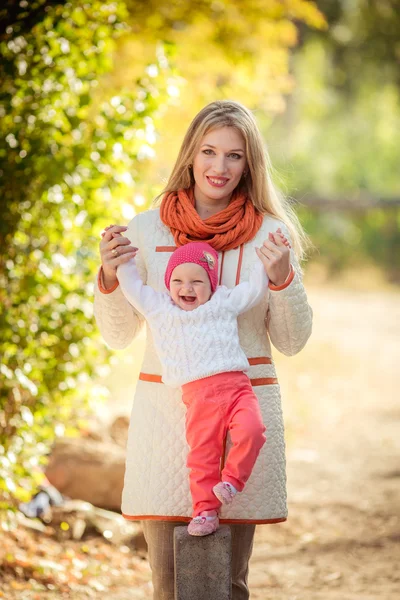 Žena s mladou dcerou v zahradě — Stock fotografie