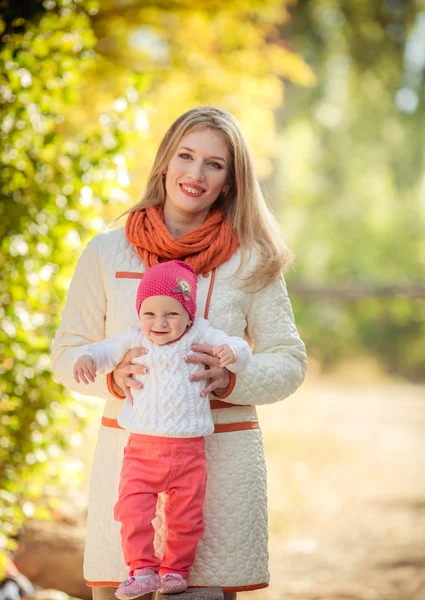 Vrouw met jonge dochter in tuin — Stockfoto