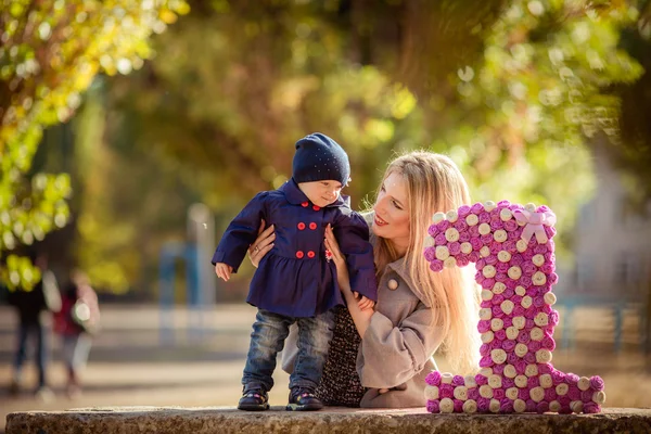 Kvinna med unga dotter i trädgården — Stockfoto