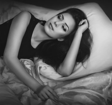 güzel kız yatakta yatarken