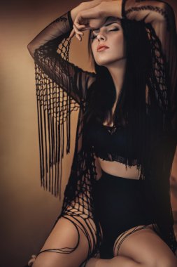 güzel kızı siyah çamaşır grupları