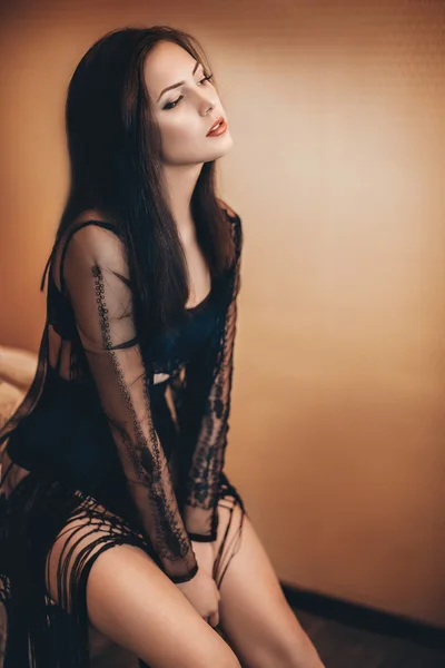 Hermosa chica en ropa interior negro — Foto de Stock