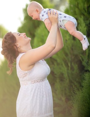 Anne bebek çocuk hava atar