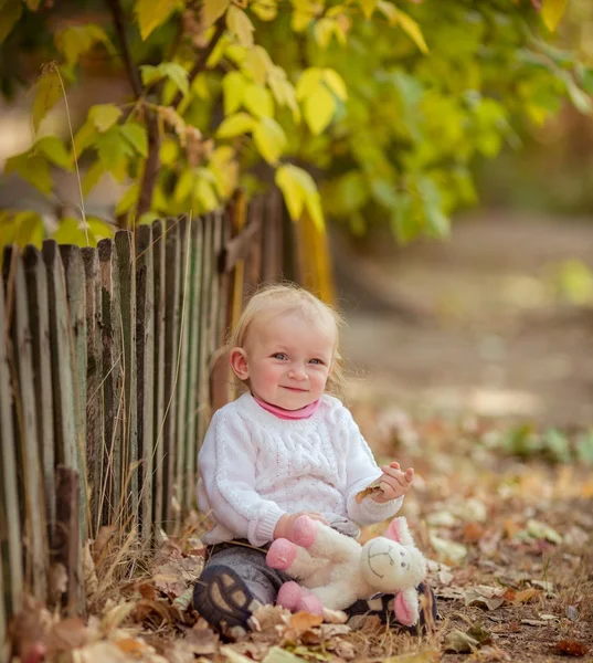 Девочка в весеннем саду — стоковое фото