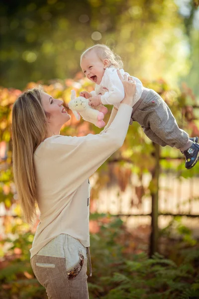 Mother throws up baby in the air — Stock Fotó