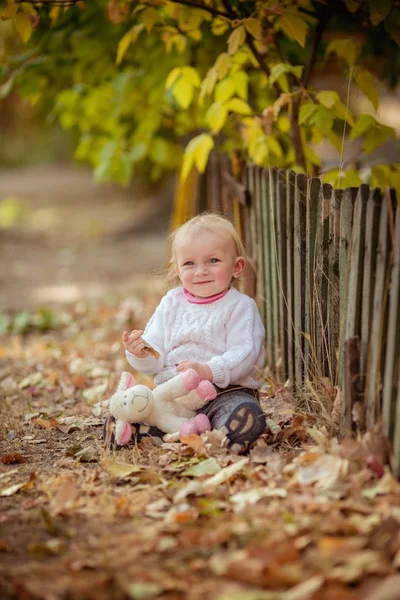 Bambina nel giardino primaverile — Foto Stock