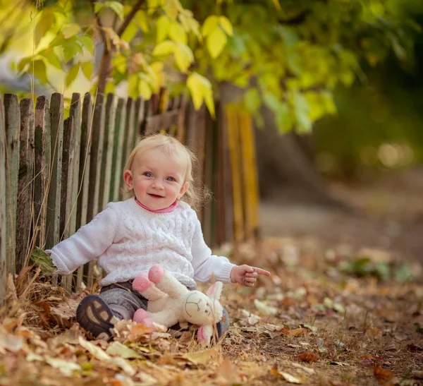 Niña en jardín de primavera —  Fotos de Stock